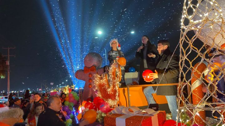 Disfrutan miles de regios un colorido desfile navideño