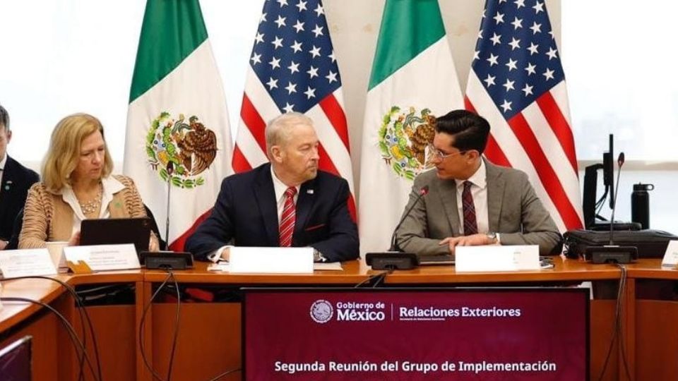 El embajador de Estados Unidos Ronald Johnson y el representante del gobierno mexicano Roberto Velasco firmaron el acuerdo.