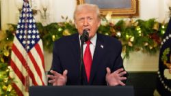 Trump culpa a Biden, migrantes y destaca avances en la economía de EU por aranceles