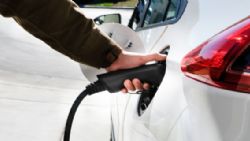 Aprueban que autos híbridos y eléctricos paguen refrendo en Nuevo León