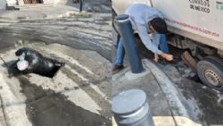 Registro abierto en el centro de Monterrey pone en riesgo a peatones y automovilistas