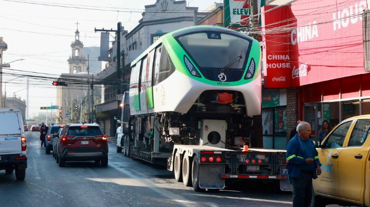 Se atoran trenes de exhibición en cableado del Centro de Monterrey