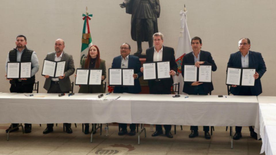 Firma de convenio.