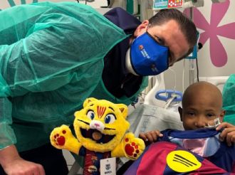 FC Barcelona lleva su visita navideña a hospitales infantiles de Cataluña