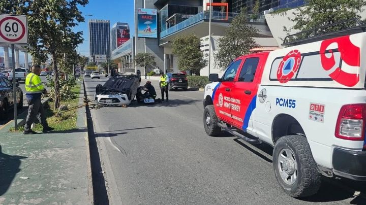 Volcadura en avenida Constitución colapsa el tráfico en Monterrey