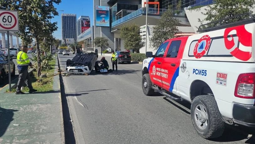 Volcadura en avenida Constitución colapsa el tráfico en Monterrey