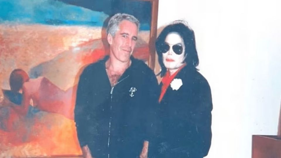 El cantante Michael Jackson es una de las figuras del entretenimiento que aparece en fotos junto a Jeffrey Epstein compartida por el Departamento de Justicia.
