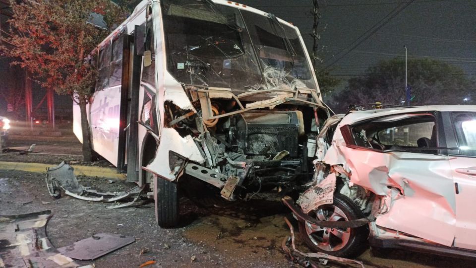 Camión de personal choca a camioneta en García