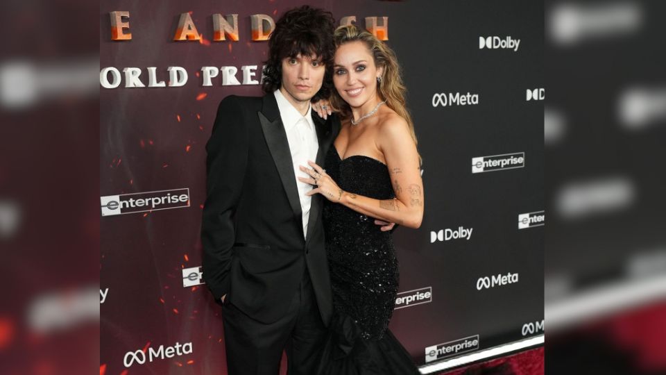 Al posar en la alfombra roja, se reveló que Miley Cyrus lucía un llamativo anillo de diamantes en su mano.