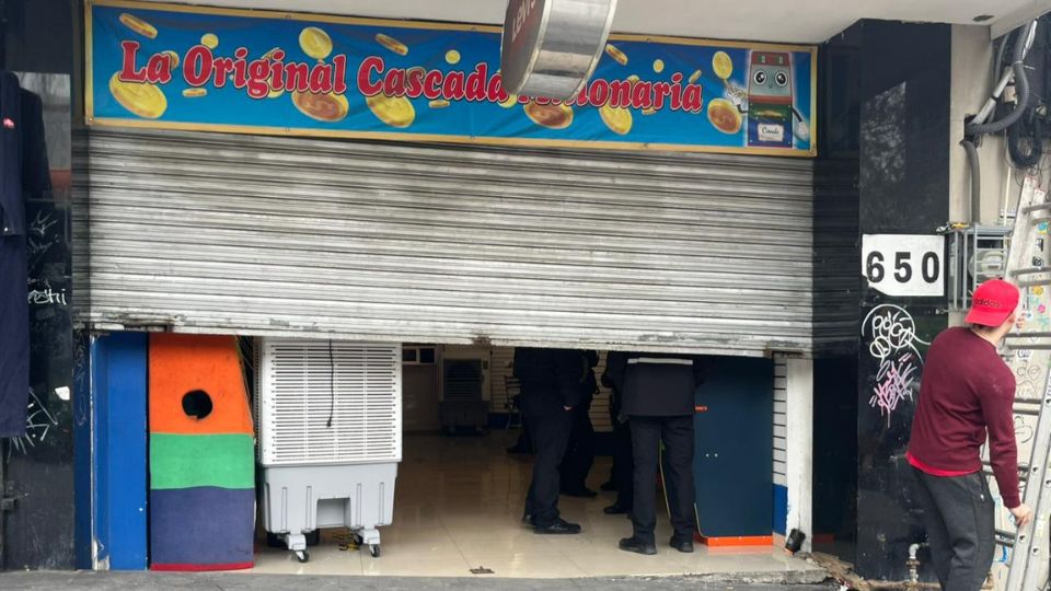 El robo generó amplia movilización policiaca; agentes ministeriales trabajan para obtener evidencia y esclarecer lo ocurrido.