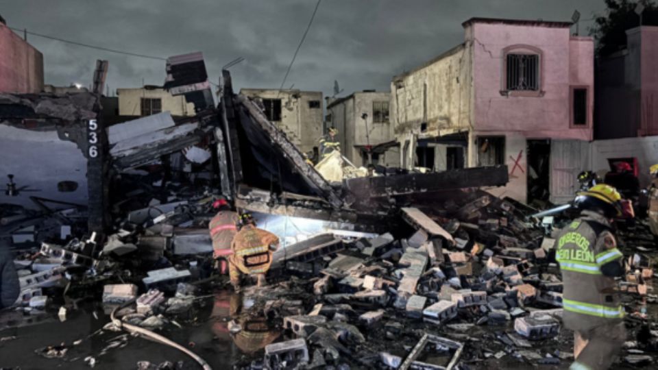 Elementos de Protección Civil en labores de rescatado.