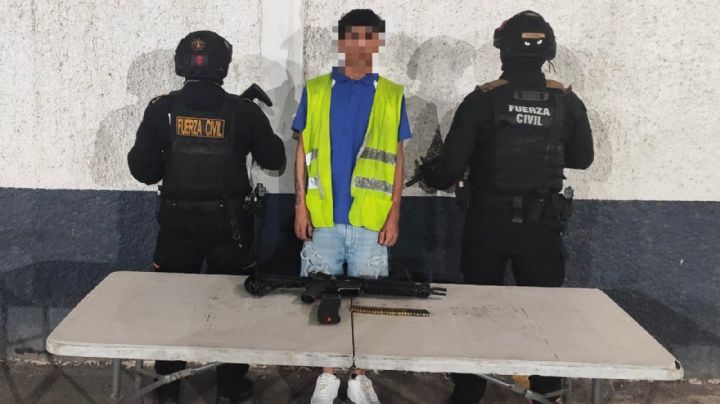 Cae adolescente con arma de fuego en Monterrey