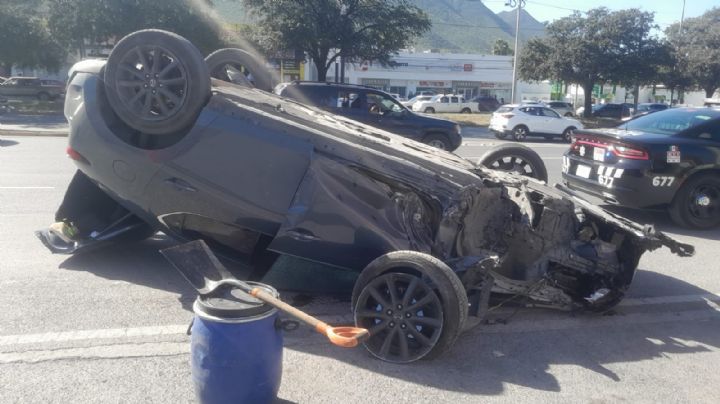 Sale ileso tras chocar y volcar su auto en la avenida Garza Sada en Monterrey