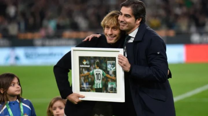 Rayados: Sergio Canales recibe homenaje de su ex equipo Betis en Sevilla
