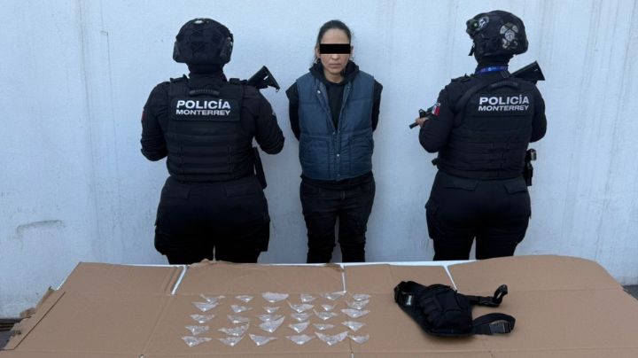 Detienen a mujer con 30 dosis de droga en el centro de Monterrey