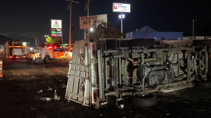 Vuelca camioneta que transportaba cerveza en la carretera Monterrey-Saltillo