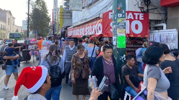Fiebre pre-navideña abarrota de autos y personas el Centro de Monterrey