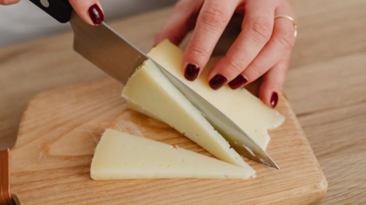 Profeco analiza el queso manchego de venta en México y descubre los que son imitación