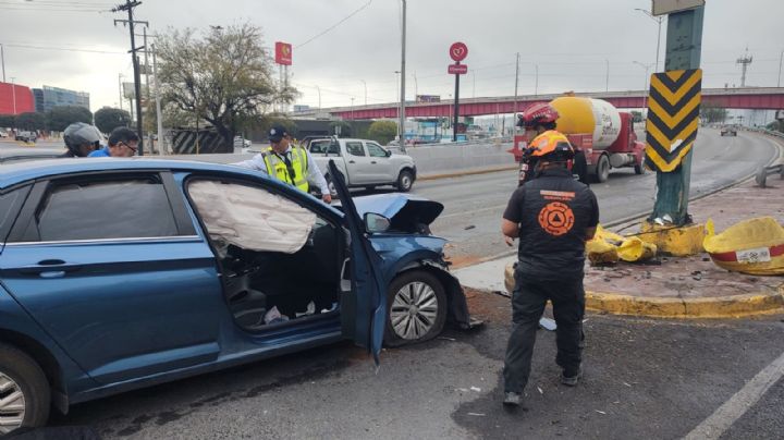 Impacta su auto contra muro y se incendia en la avenida Fidel Velázquez