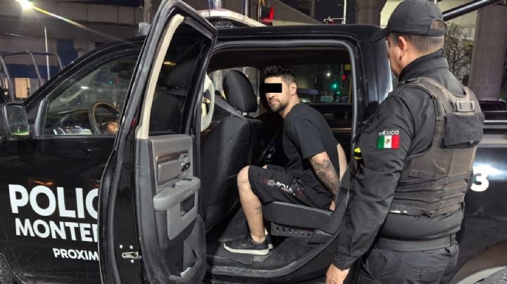 Hombres golpean a joven para robarle su celular; policías de Monterrey los detienen