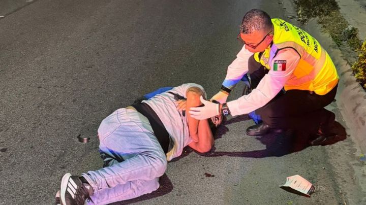 Motociclista derrapa en avenida Paseo de los Leones; oficial de Tránsito lo auxilia