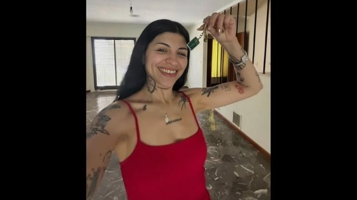 Cazzu presume las llaves de su hogar y estrena casa en Navidad