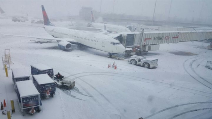 Más de mil 700 vuelos cancelados en Nueva York por tormenta de nieve