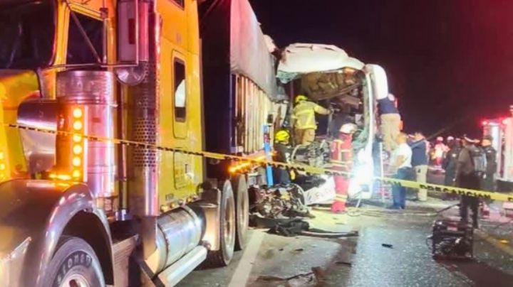 Choque de autobús con tráiler deja 2 muertos y 36 lesionados en carretera Zaragoza - Victoria