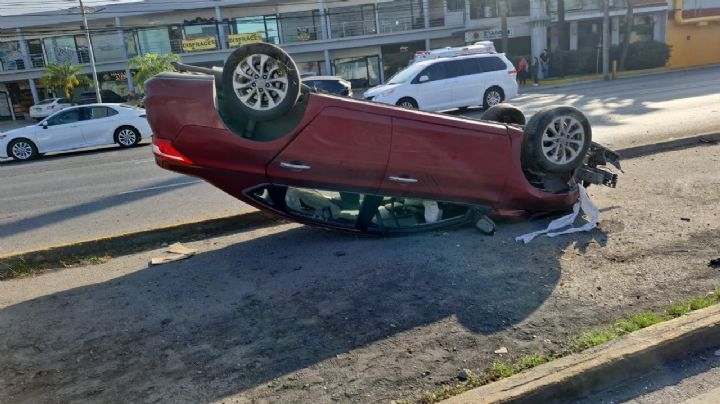 Auto termina volcado en camellón central de avenida Revolución