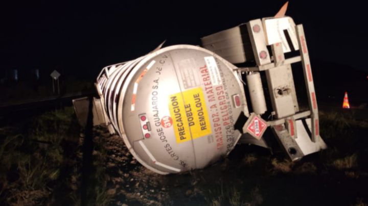 Vuelca pipa de combustible en la Carretera Nacional; no hay lesionados