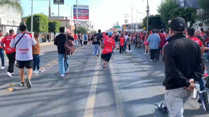VIDEO: Violencia entre grupos de animación previo al amistoso entre Irapuato y Chivas