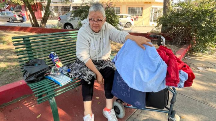 Brindan ayuda a mujer adulta mayor que se encontraba en parque de Monterrey