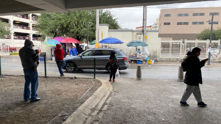 'Se siente feo': Familias se resignan a pasar Año Nuevo afuera del Hospital Universitario