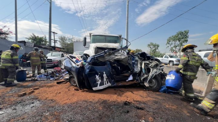 Hombre choca y queda prensado entre dos camiones en Monterrey