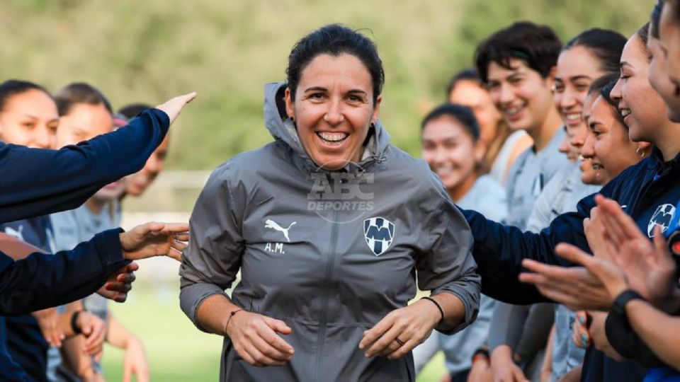 La entrenadora francesa fue recibida por el plantel en su primer entrenamiento