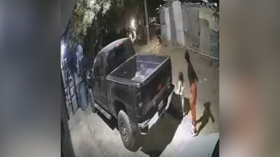 Momento en que la mujer fue captada golpeando a su hija.