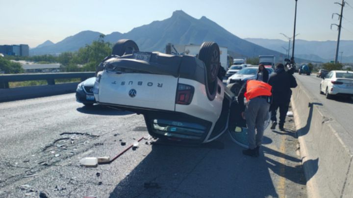 Camioneta choca con auto y vuelca en Apodaca; provoca caos vial en Miguel Alemán