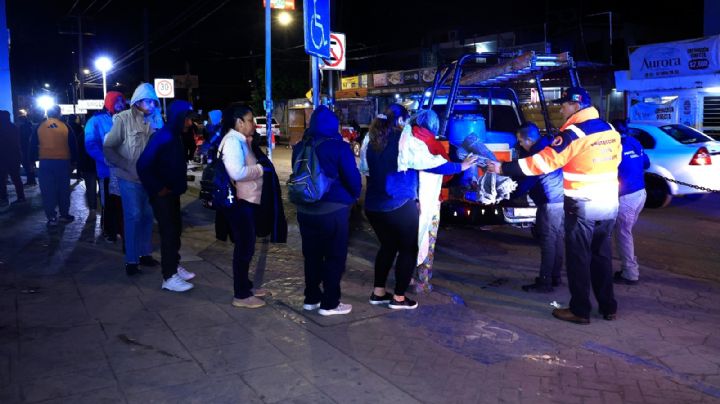 Protección Civil Guadalupe entrega chocolate y cobijas afuera de la Tesorería y el IMSS