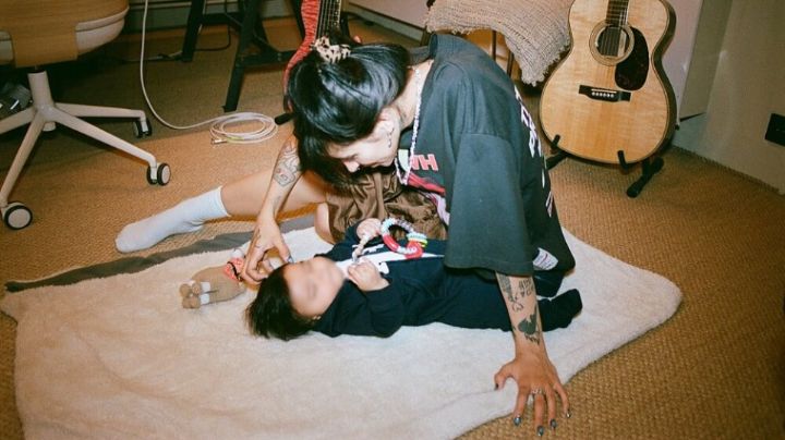 Cazzu revela como cría a Inti y confiesa que su hija 'solo conoce su música'