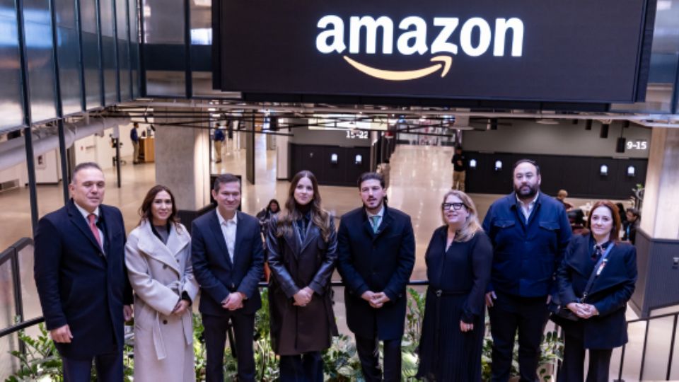 Samuel García durante su visita en las oficinas corporativas de Amazon, en Arlington, Virginia.
