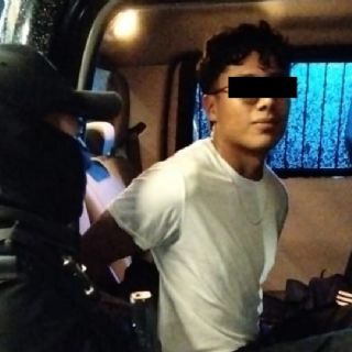 Detienen a hombre por amenazar a mujer en Monterrey