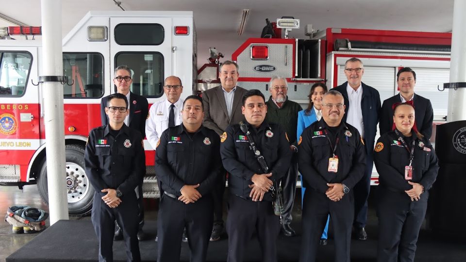 Bomberos NL recibe camión motobomba; requieren duplicar personal por emergencias.