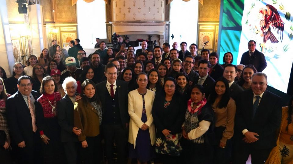 La presidenta de México se reunió con migrantes mexicanos en Washington.