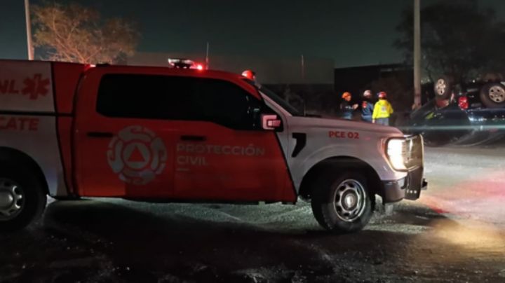 Auto vuelca en Santa Catarina y deja 4 heridos, entre ellos 2 menores