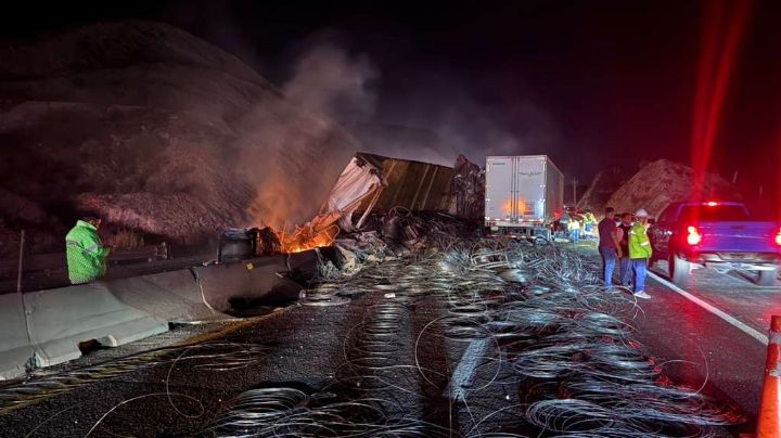Cierran carretera Monterrey-Saltillo por accidente e incendio de tráiler