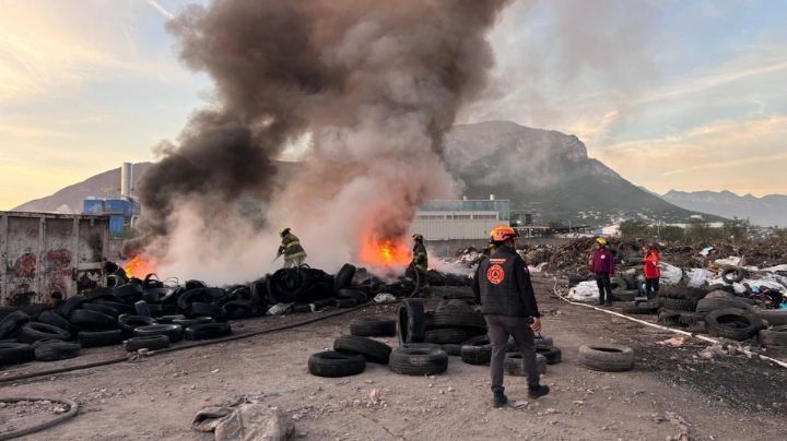 Arde tiradero de llantas en Parque Industrial de Escobedo