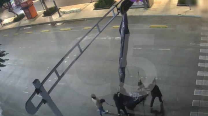 Estadounidense se atora en semáforo al lanzarse del paracaídas en CDMX