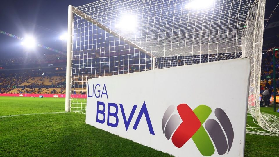 El logo de la Liga MX detrás de una portería en el Estadio Universitario