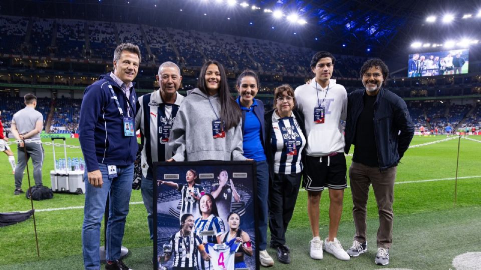 Rebeca Bernal, la capitana de Rayadas, es homenajeada por 250 capitanías