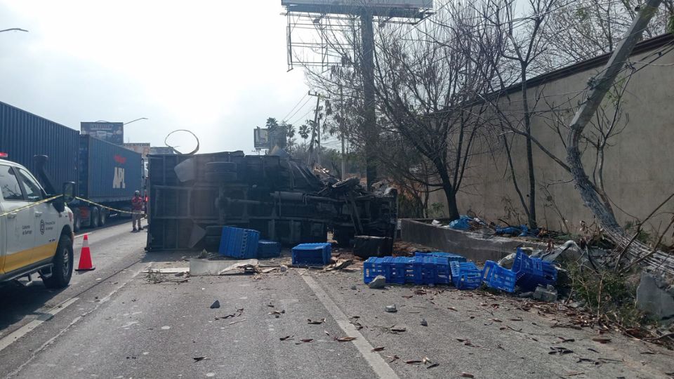 Vuelca camión sobre la Carretera Nacional; hay dos muertos